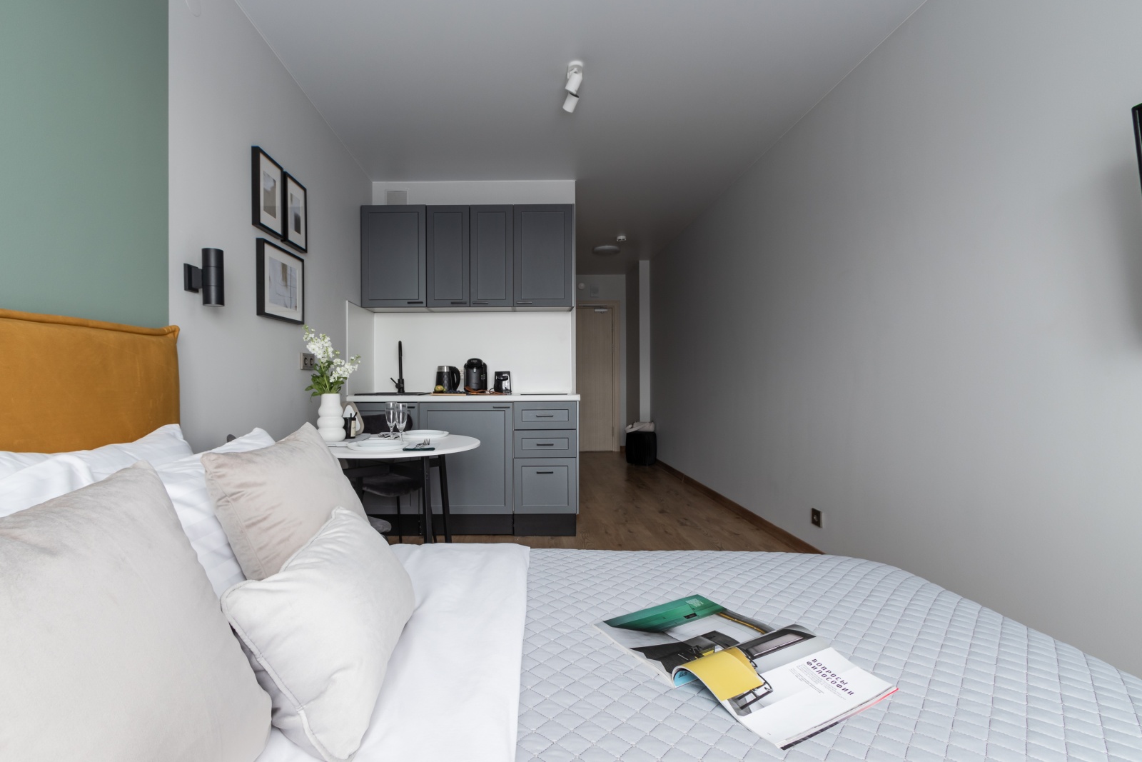 Стильная студия с дизайнерским ремонтом