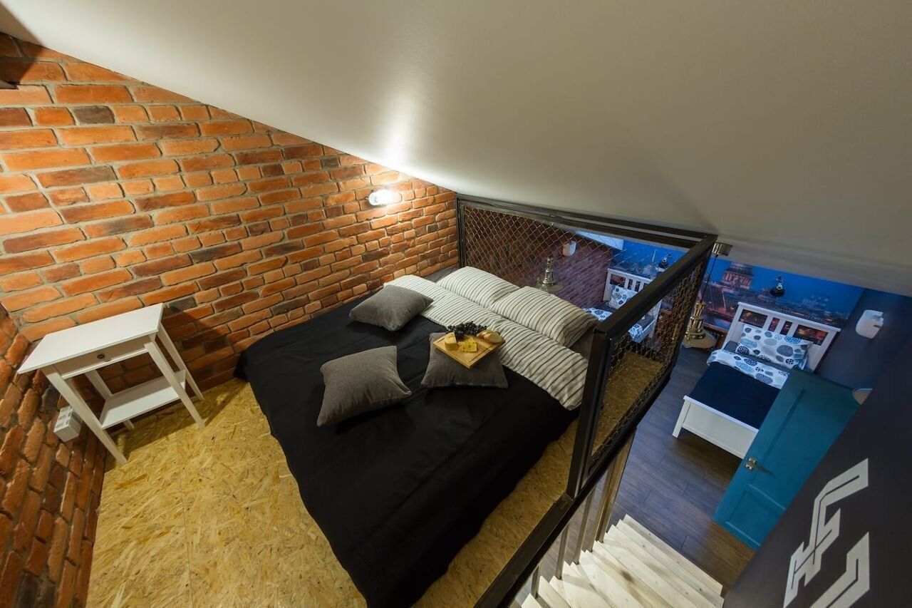 Просторная двухуровневая квартира с гостиной и столовой