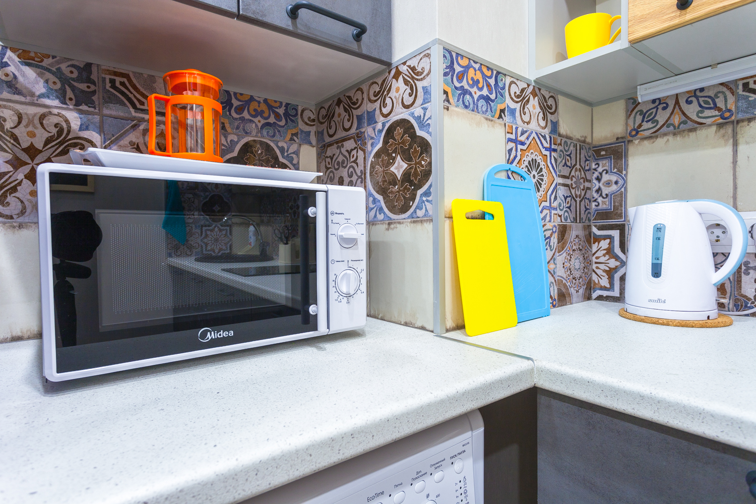 Дизайнерская студия в ЖК "Граф Орлов" (жёлтые)