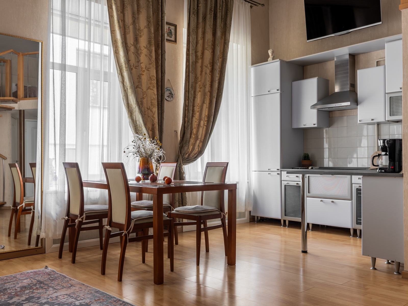 Атмосферная большая двухъярусная квартира-студия в историческом центре Санкт-Петербурга!