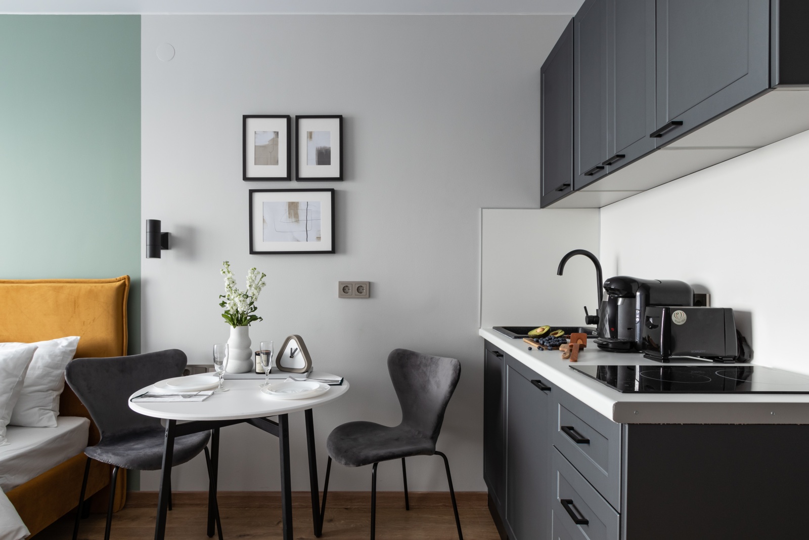 Стильная студия с дизайнерским ремонтом