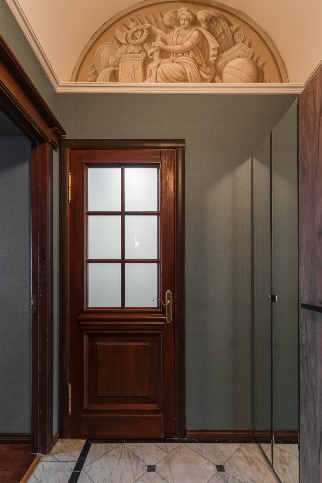 Большая студия с видом на набережную канала Грибоедова у Казанского собора