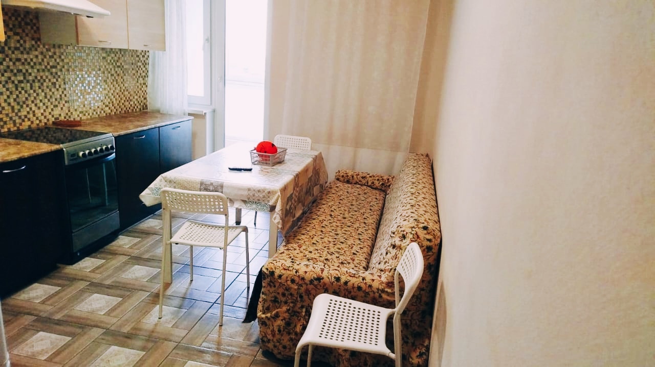 Час, Сутки, Полгода. Евродвушка в 10 минутах от метро Комендантский проспект. Размещение до 6-и гостей. На метро до Невского проспекта и Эрмитажа 15 минут.