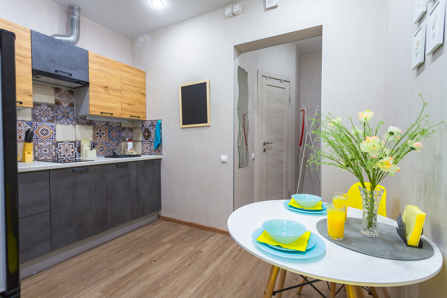 Дизайнерская студия в ЖК "Граф Орлов" (жёлтые)