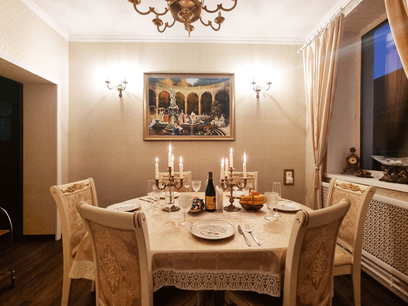 Большой двухэтажный коттедж в стиле ампир с баней и бассейном