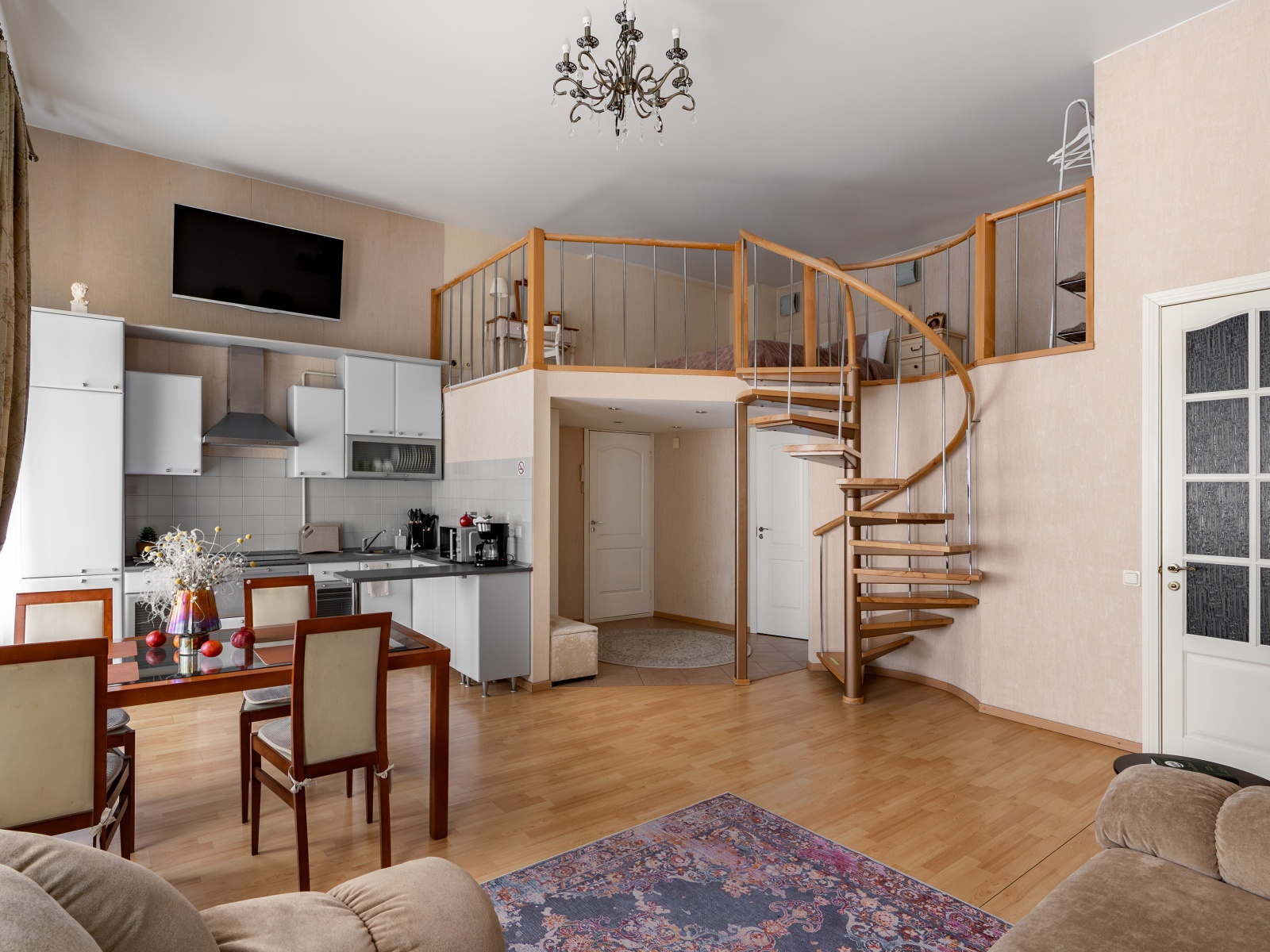 Атмосферная большая двухъярусная квартира-студия в историческом центре Санкт-Петербурга!